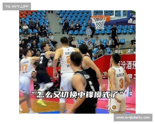 杜锋淘汰赛变阵亮杀招,“黑白矮”三后卫合体显威力 杜锋淘汰赛变阵亮杀招,“黑白矮”三后卫合体显威力